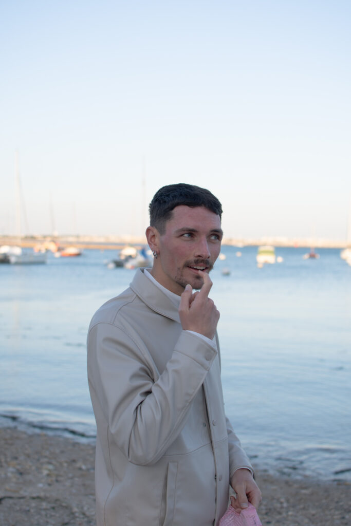 photo d'Hugo Moriniere, créateur du blog Espace Naturo. Il est dos à la mer avec quelques bateaux en arrière plan