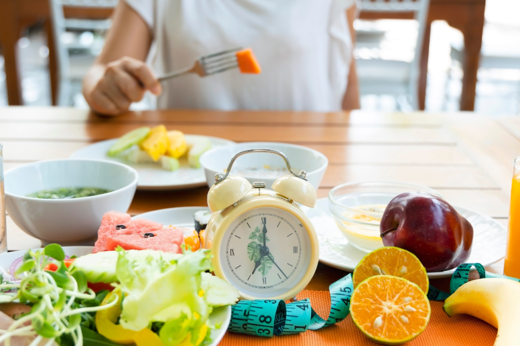 Horloge et aliments pour le jeûne intermittent quotidien et la perte de poids.