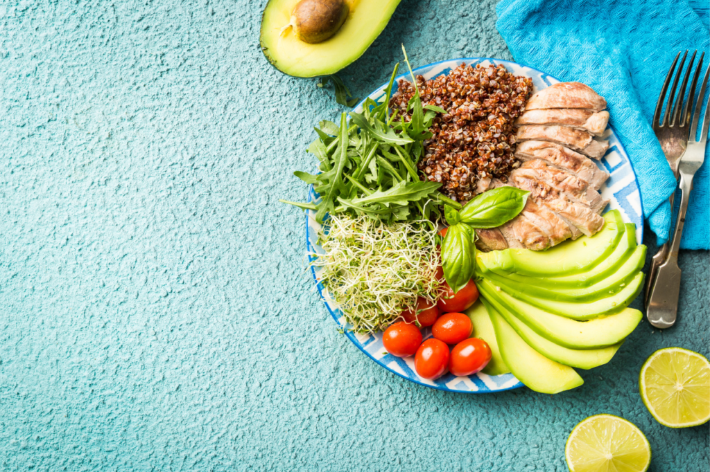 Assiette équilibrée avec légumes, quinoa, avocat et poulet.