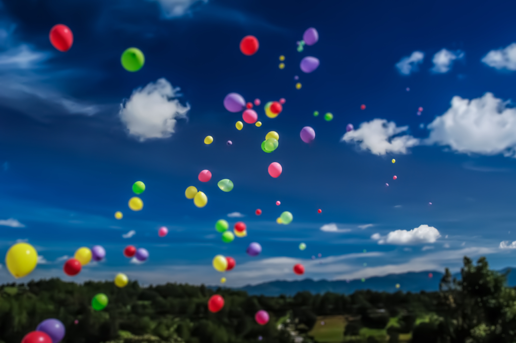 Ballons colorés flottant dans le ciel, symbolisant la liberté des injonctions alimentaires.